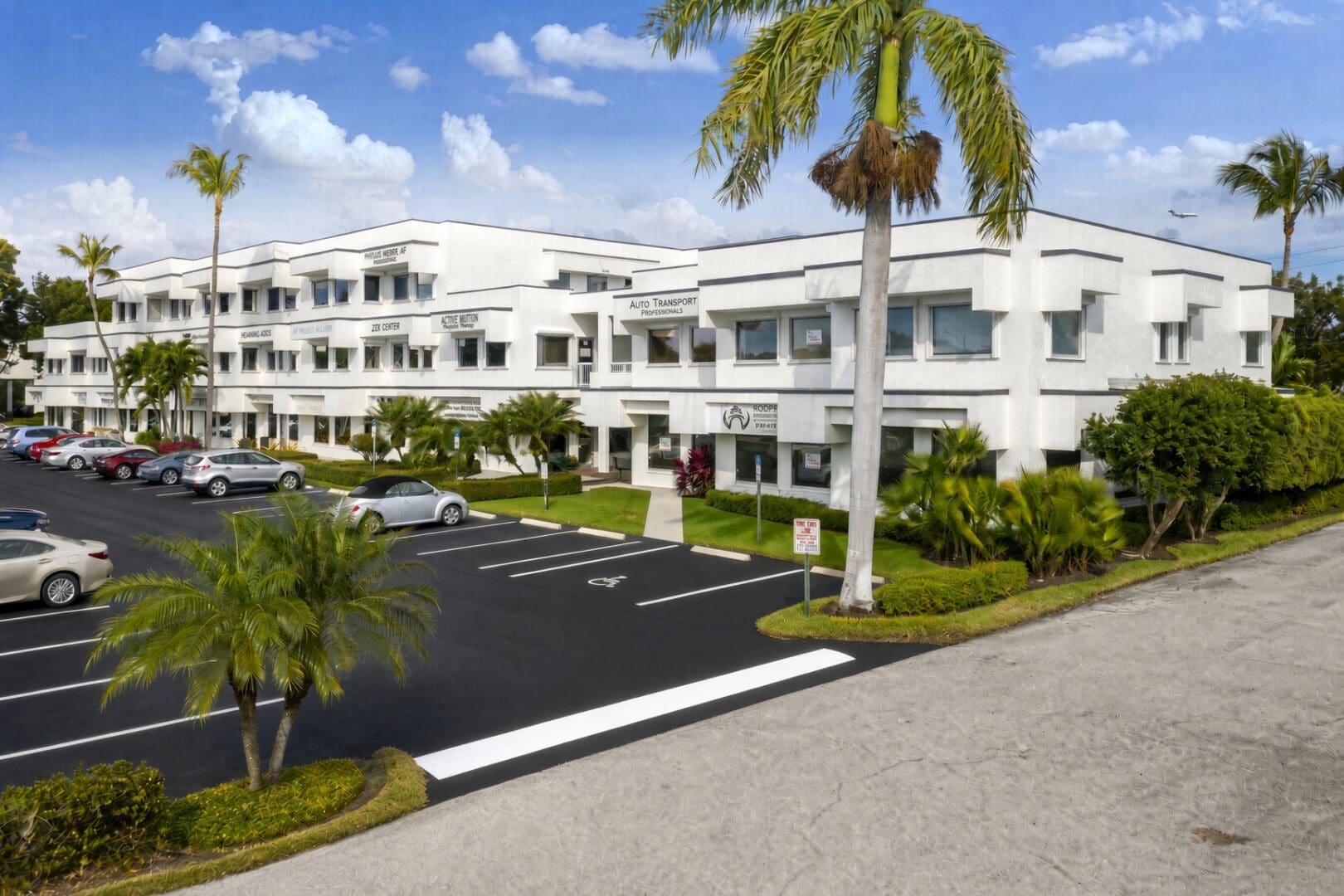 North Trail Building exterior, 1250 Tamiami Trail N, Naples, FL, home of Five Diamonds Management