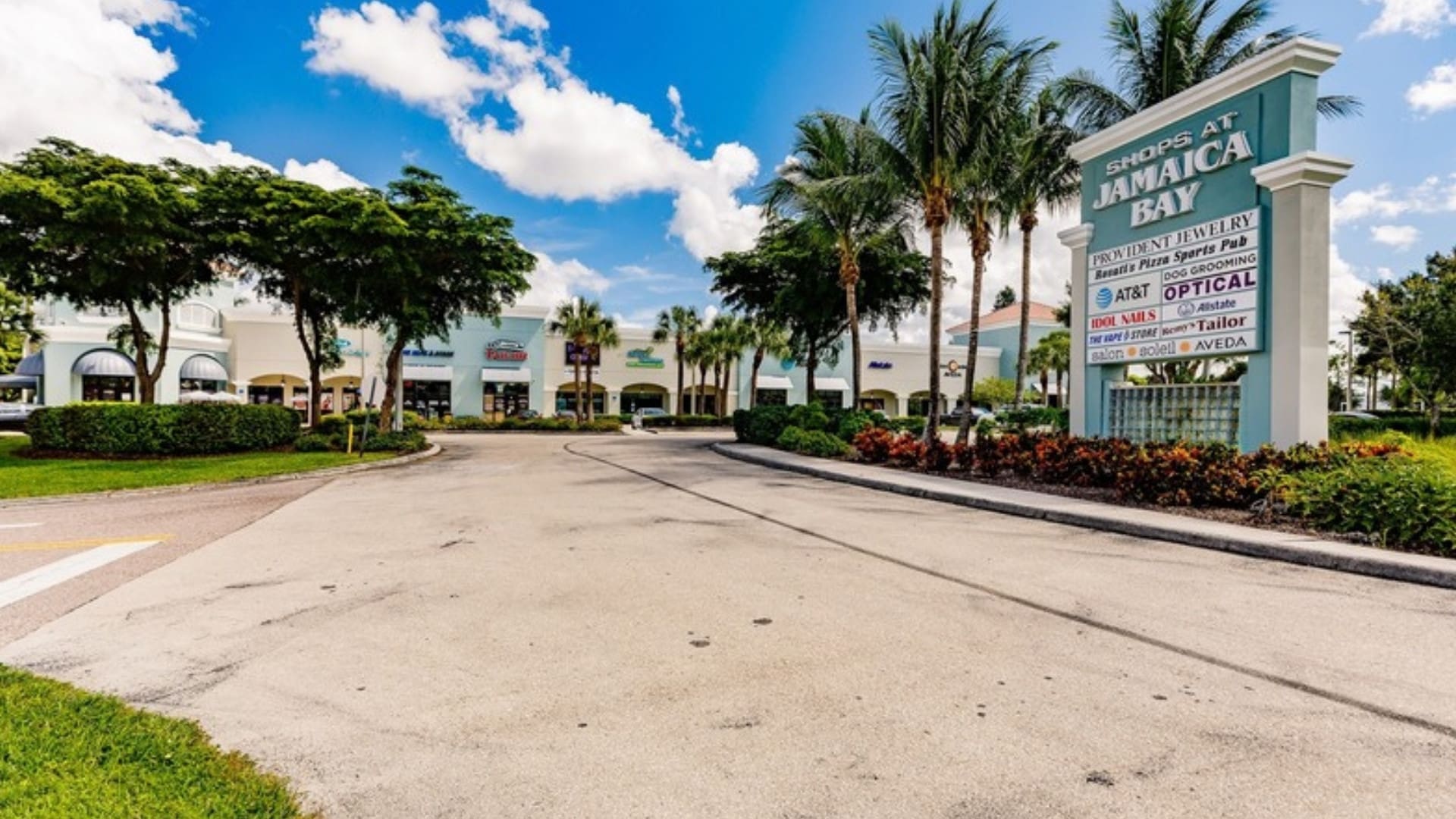 Shops at Jamaica Bay pylon sign, 15245 Tamiami Trl S, Fort Myers, FL